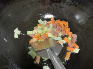 青椒炒腐竹,放肠和胡萝卜