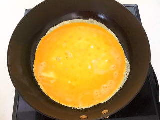 鸡蛋炒年糕,锅烧热后加入鸡蛋液