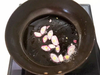 鸡蛋炒年糕,炒锅加入1小勺大豆色拉油，油烧热后加入圆葱，炒出香味