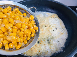 蛋黄焗玉米,入玉米粒