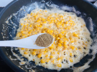蛋黄焗玉米,出锅前加入适量花椒粉