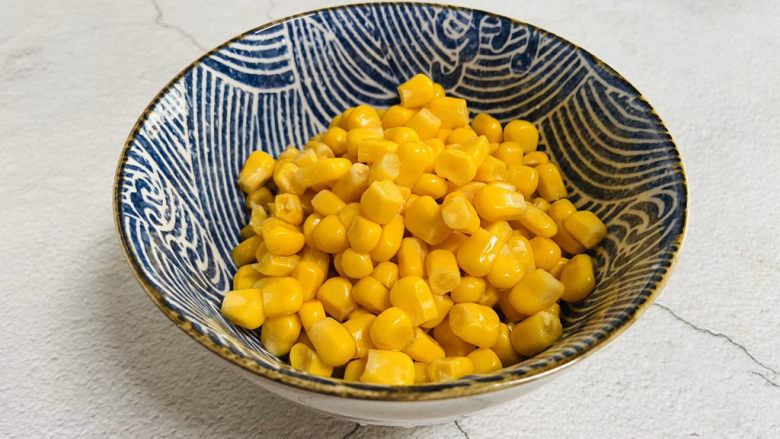 蛋黄焗玉米,玉米清洗一下沥干水分