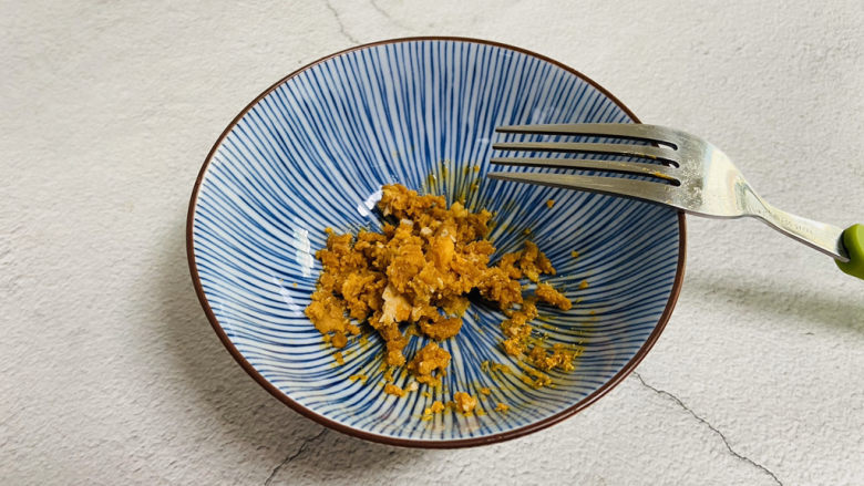 蛋黄焗玉米,咸蛋黄用叉子碾碎