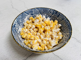 蛋黄焗玉米,搅拌均匀