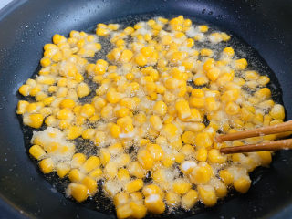 蛋黄焗玉米,炸制酥脆