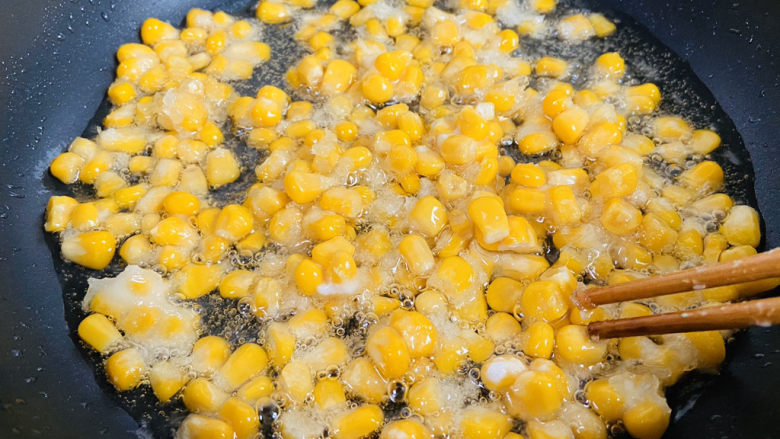 蛋黄焗玉米,炸制酥脆