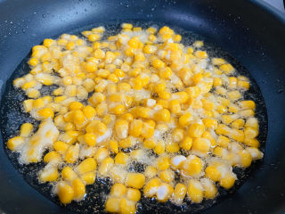 蛋黄焗玉米,小火慢炸