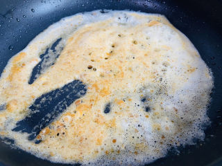 蛋黄焗玉米,咸蛋黄炒匀