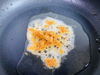 蛋黄焗玉米,小火慢炒