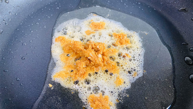 蛋黄焗玉米,小火慢炒