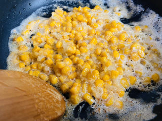 蛋黄焗玉米,翻炒均匀
