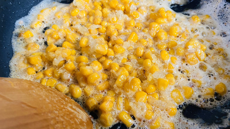 蛋黄焗玉米,翻炒均匀