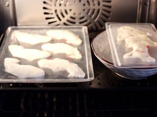 年年有余之-锦鲤年糕鱼,把做好的锦鲤鱼胚放入蒸烤箱，纯蒸模式30分钟焖3分钟即可，如果用蒸锅蒸，大火烧开蒸25分钟焖5分钟即可。