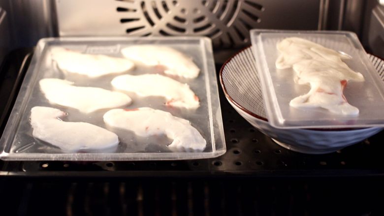 年年有余之-锦鲤年糕鱼,把做好的锦鲤鱼胚放入蒸烤箱，纯蒸模式30分钟焖3分钟即可，如果用蒸锅蒸，大火烧开蒸25分钟焖5分钟即可。
