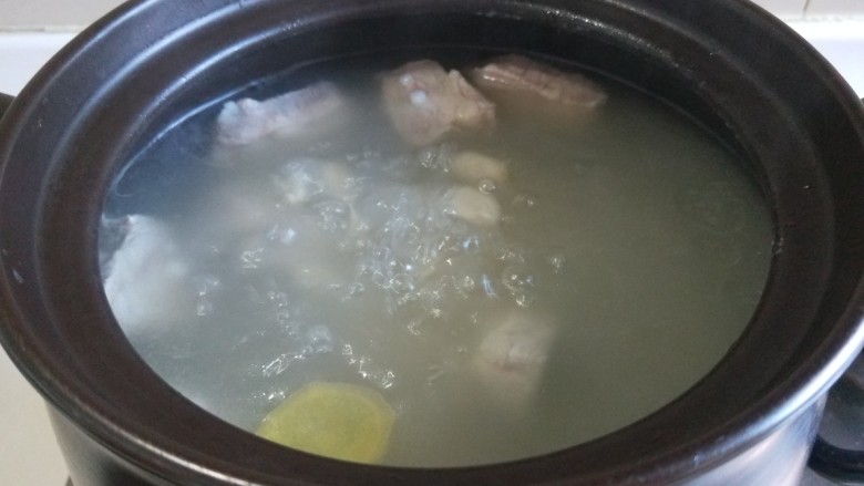 花生猪脚汤,放入锅中大火烧开小火慢炖两个小时左右。