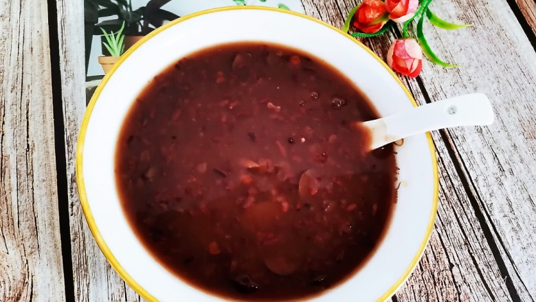 黑米红豆粥,健脾温肝，养气活血