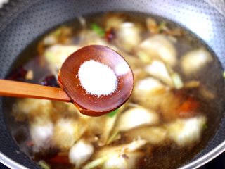 除夕必吃的炖菜，寓意年年有余,锅中倒入鸡汤，根据个人口味加入适量的盐调味。