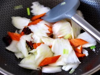 除夕必吃的炖菜，寓意年年有余,这个时候加入白菜帮和胡萝卜片。