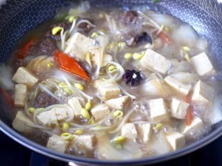 除夕必吃的炖菜，寓意年年有余,大火继续炖煮至锅中汤汁浓稠时。