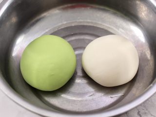 韭菜虾仁翡翠饺子,白色面团用清水和剩下的200克面粉和成面团即可，把两个颜色的面团静置半个小时。