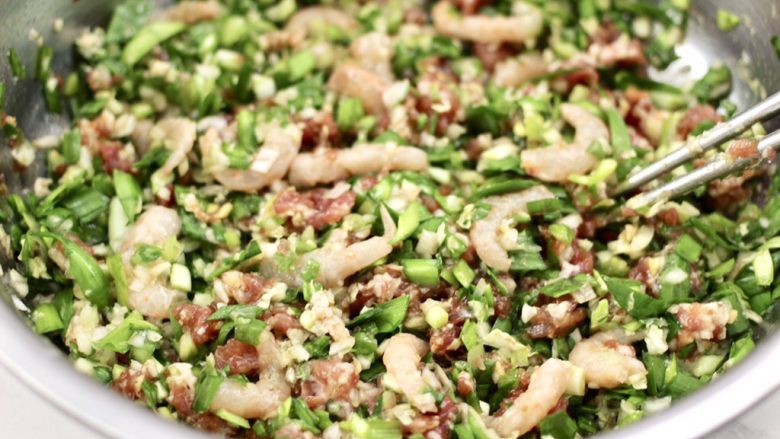 韭菜虾仁翡翠饺子,把所有的食材混合搅拌均匀即可。