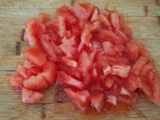 酸汤肥牛金针菇,番茄去皮切成小块。