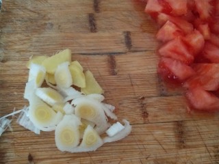 酸汤肥牛金针菇,葱姜切好备用。