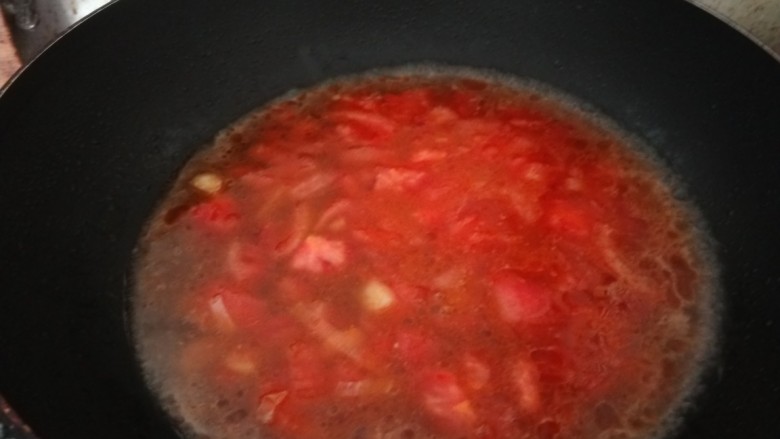 酸汤肥牛金针菇,倒入适量水烧开。