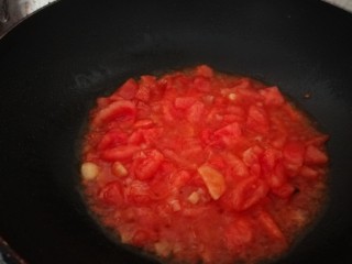 酸汤肥牛金针菇,倒入番茄炒出汁。