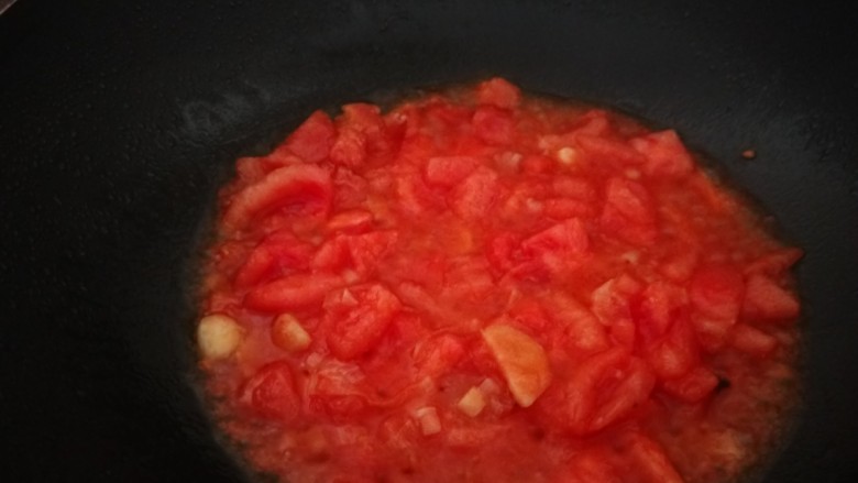 酸汤肥牛金针菇,倒入番茄炒出汁。