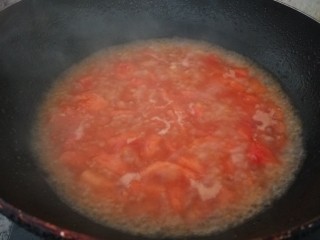 酸汤肥牛金针菇,加入适量白糖提鲜。