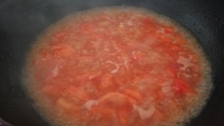 酸汤肥牛金针菇,加入适量白糖提鲜。
