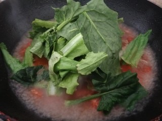 酸汤肥牛金针菇,倒入青菜。