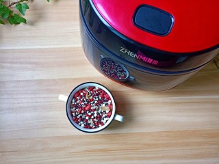 黑米红豆粥,准备自己喜欢的食材来煮八宝粥。