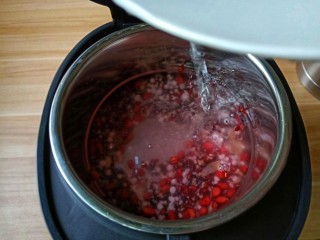 黑米红豆粥,加清水适量【喜欢粘稠可以少加一点水】