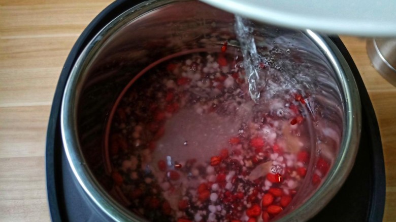 黑米红豆粥,加清水适量【喜欢粘稠可以少加一点水】