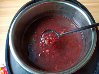 黑米红豆粥,成品色泽鲜艳、质软香甜、清香诱人、滑而不腻。