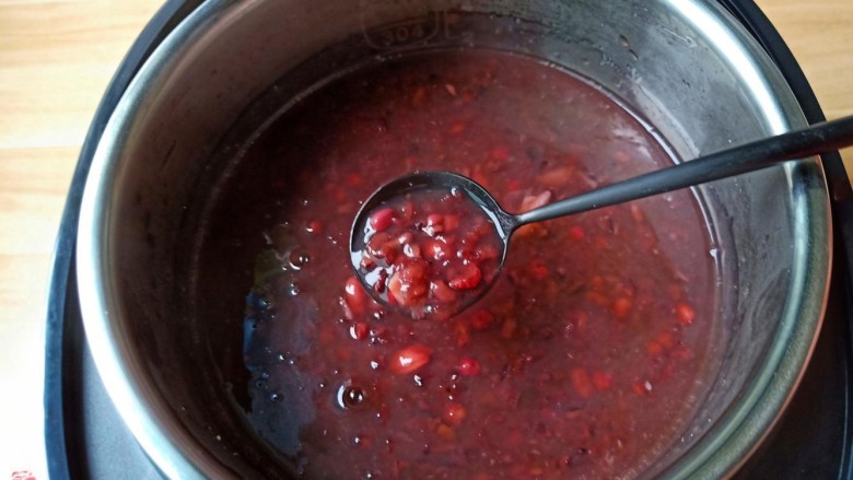 黑米红豆粥,成品色泽鲜艳、质软香甜、清香诱人、滑而不腻。