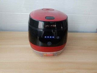 黑米红豆粥,打开电饭煲，有一个智能显示屏按“汤粥”键。