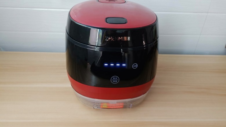 黑米红豆粥,打开电饭煲，有一个智能显示屏按“汤粥”键。