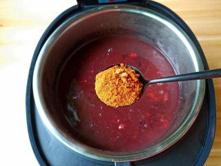 黑米红豆粥,煮好粥会有提示音，还会自动跳到保温状态。把粥熬到又黏又稠时，撒入红糖搅拌均匀。
