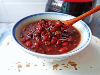 黑米红豆粥,红豆与黑米一起做，特别香甜。