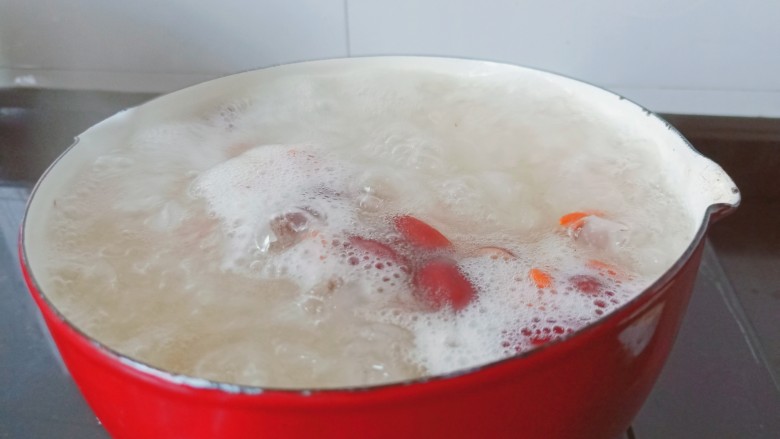 银耳莲子红枣汤,继续开中小火炖五分钟关火。
