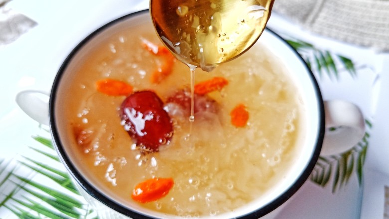 银耳莲子红枣汤,炖好的银耳羹都可以拉丝状态。