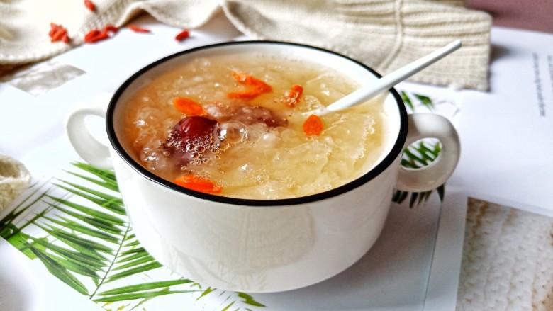 银耳莲子红枣汤,每天来一碗，好喝又营养哦！
