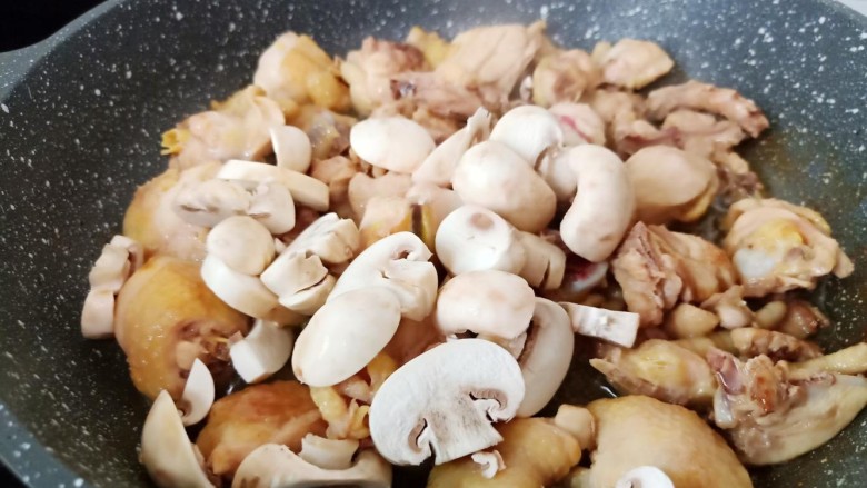 黄焖鸡块,加入蘑菇翻炒均匀。