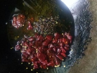 酸菜芋圆鸡,炒锅倒油，放花椒、少许郫县豆瓣酱和干海椒粒小火炒。