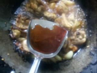酸菜芋圆鸡,加一勺生抽和蚝油炒香。