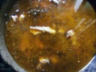 酸菜芋圆鸡,渗入高汤，调入鲜鸡汁，大火转小火，烧鸡。
