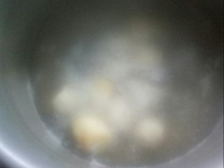 酸菜芋圆鸡,将芋圆煮十分钟。